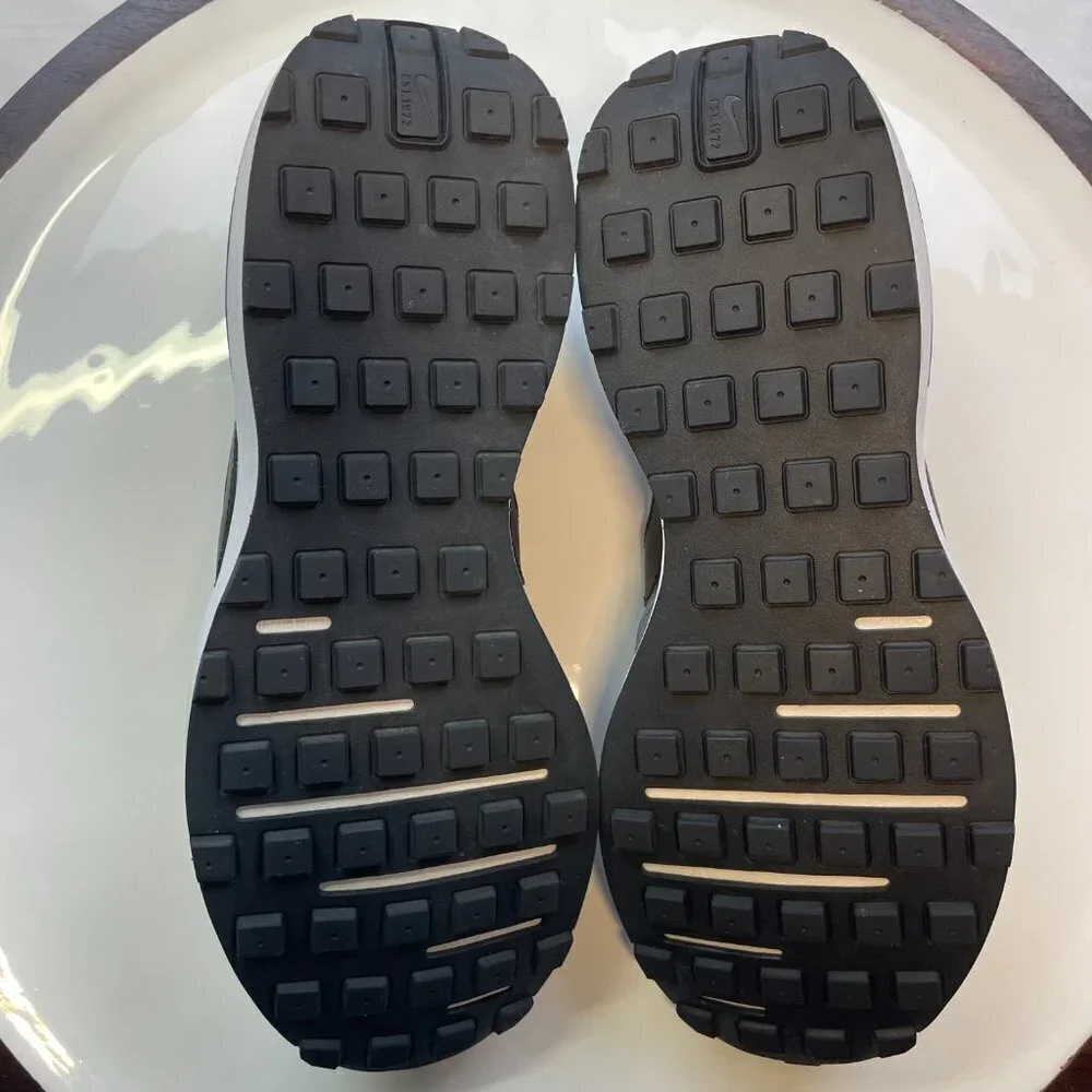 Nike Waffle One SE Boys Size 7Y Cool Grey White Wolf Grey Black - Picture 7 of 8